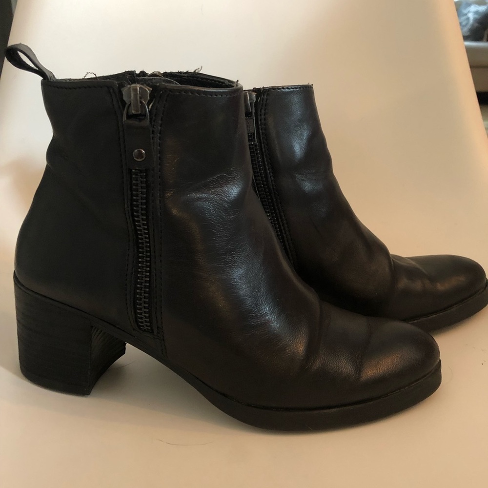 Super cute booties!